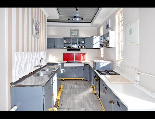 11 BEDROOM HOUSE FOR SALE IN HURST HILL